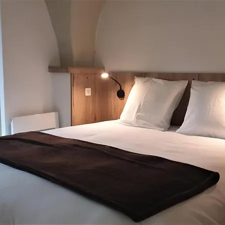 Les Terrasses Du Roc Hostel