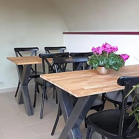 Les Terrasses Du Roc Hostel *
